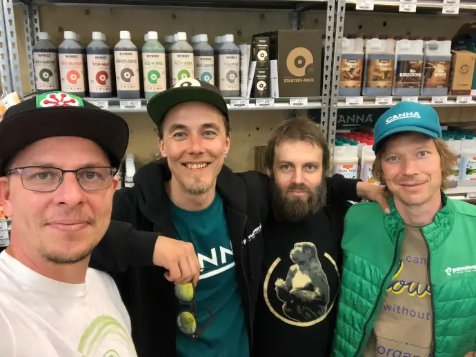 Finbeansin tiimiä sekä myymälää